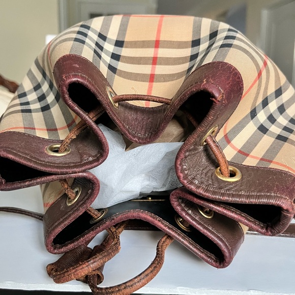 Burberry’s Authentic & Vtg Novacheck fabric Drawstring Bucket bag Leather lined - Picture 7 of 16